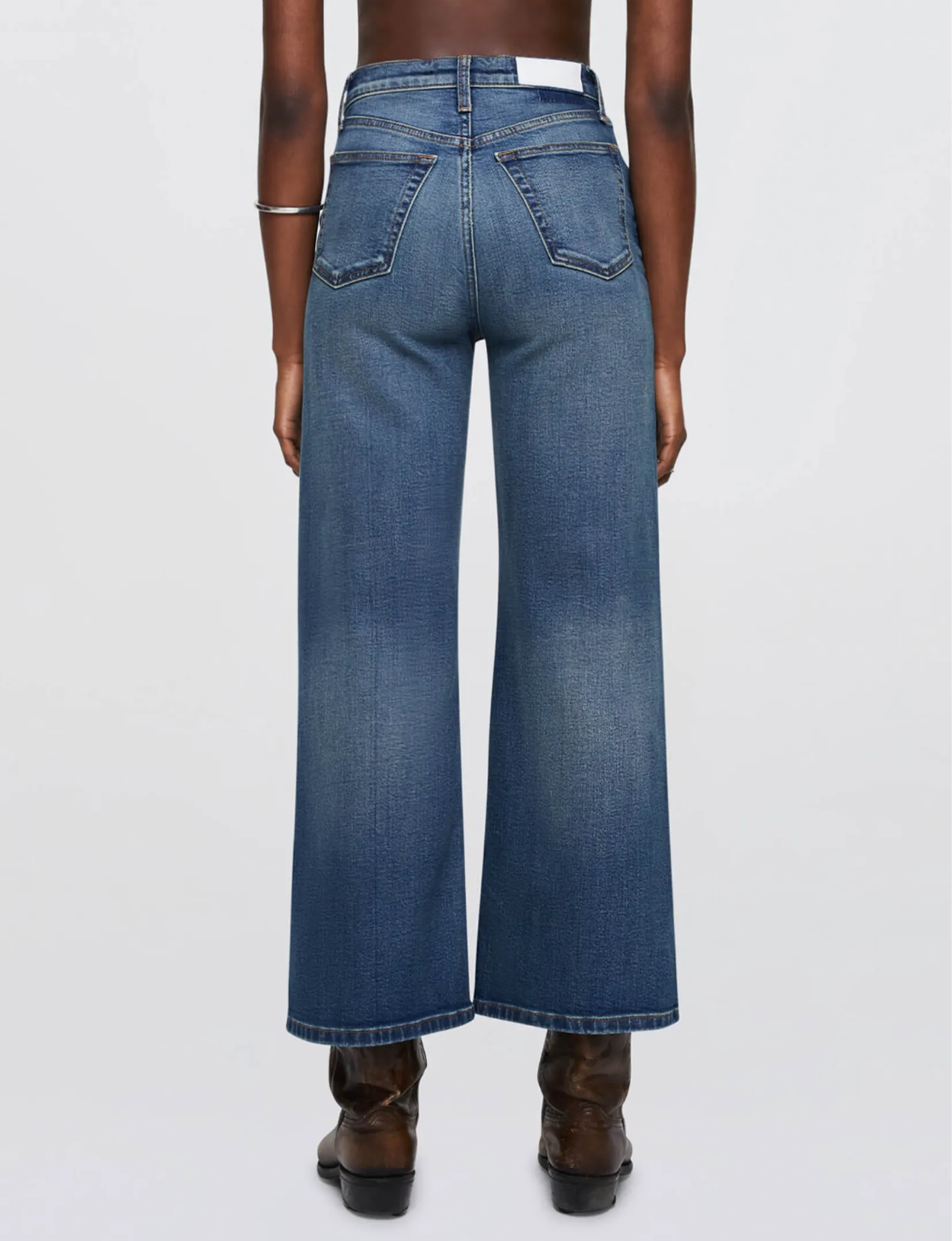 Pantalon large coupé haut retravaillé, vêtement en indigo artisanale
