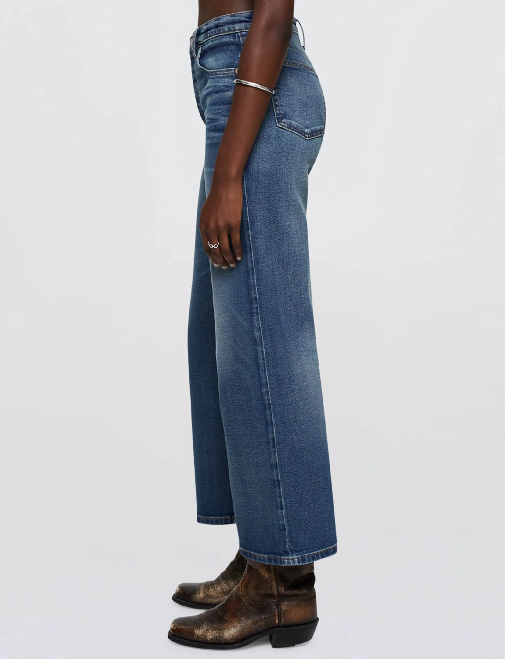 Pantalon large coupé haut retravaillé, vêtement en indigo artisanale