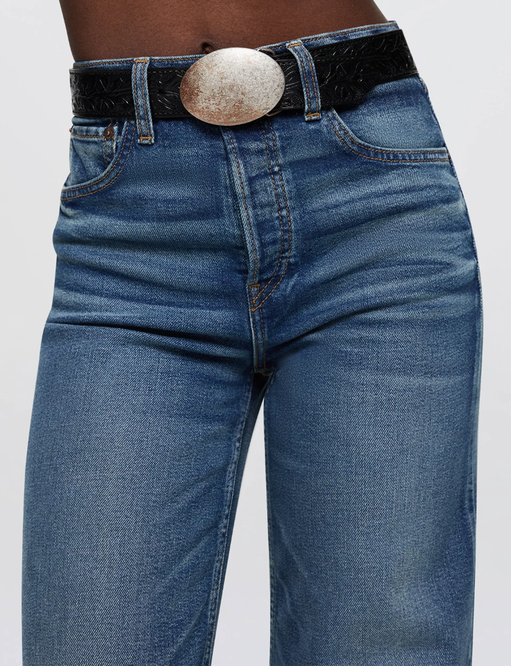 Pantalon large coupé haut retravaillé, vêtement en indigo artisanale