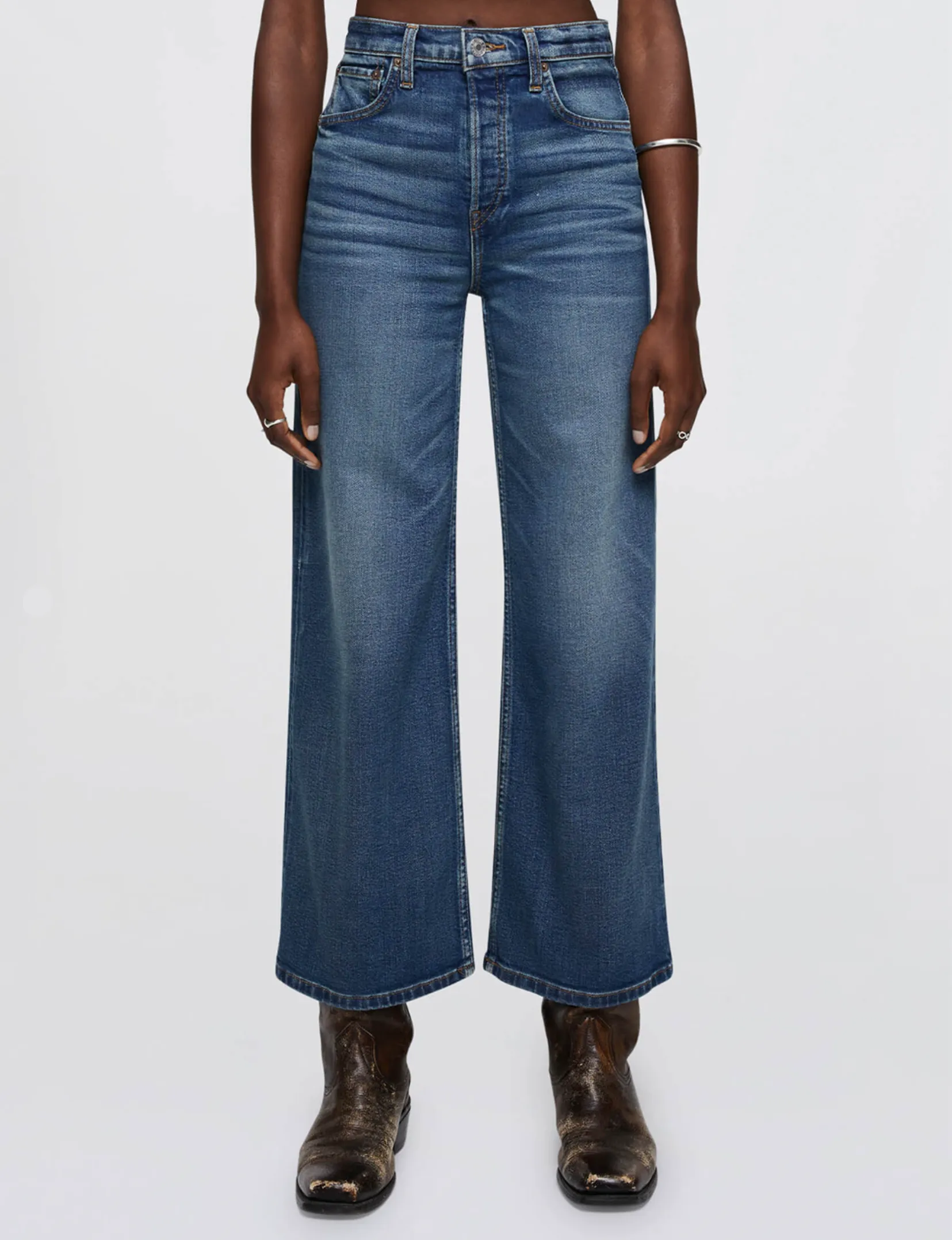 Pantalon large coupé haut retravaillé, vêtement en indigo artisanale