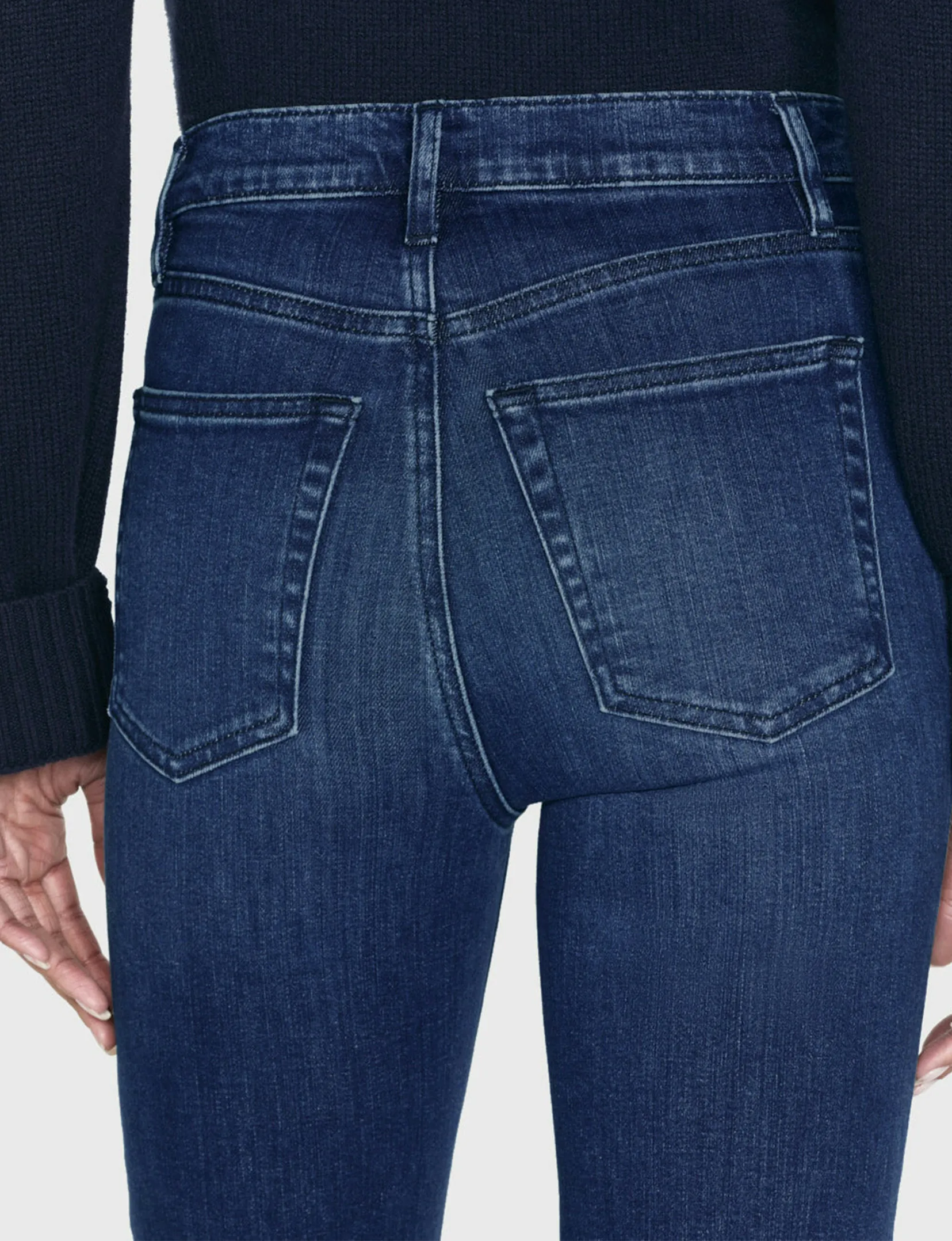 Le Pantalon droit élégant, Cadre de vêtements Tempête