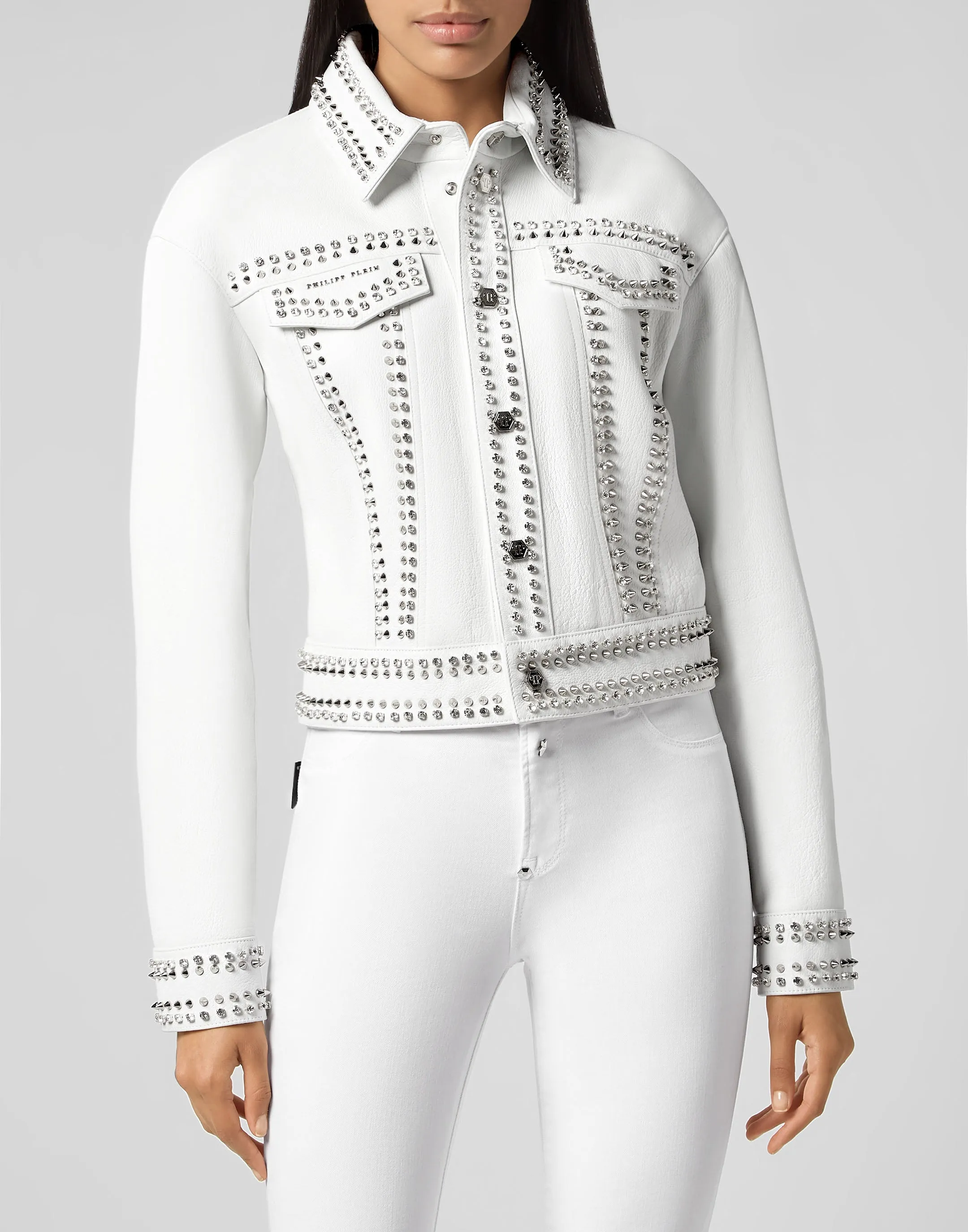 Veste en cuir à clous et motif crâne