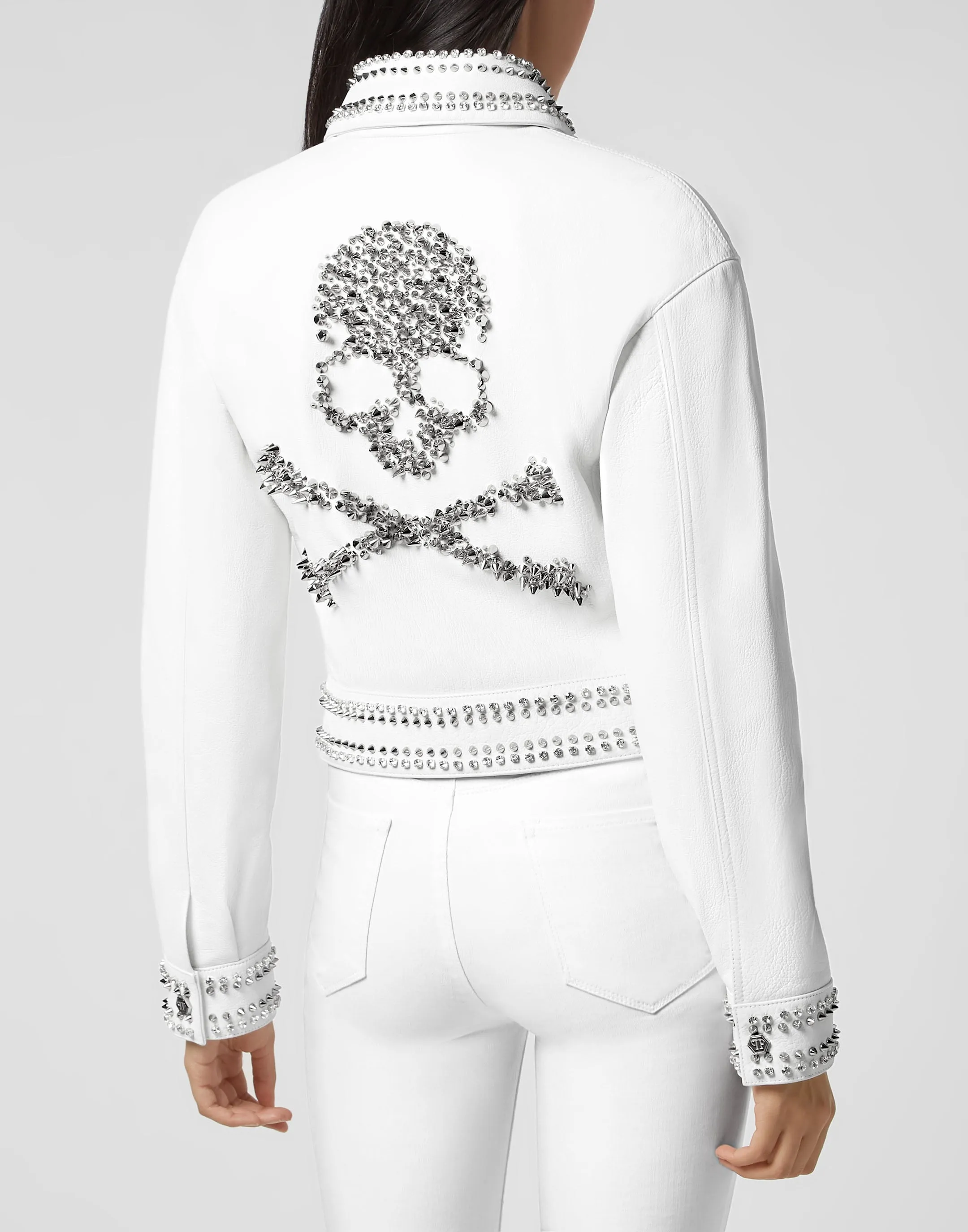 Veste en cuir à clous et motif crâne