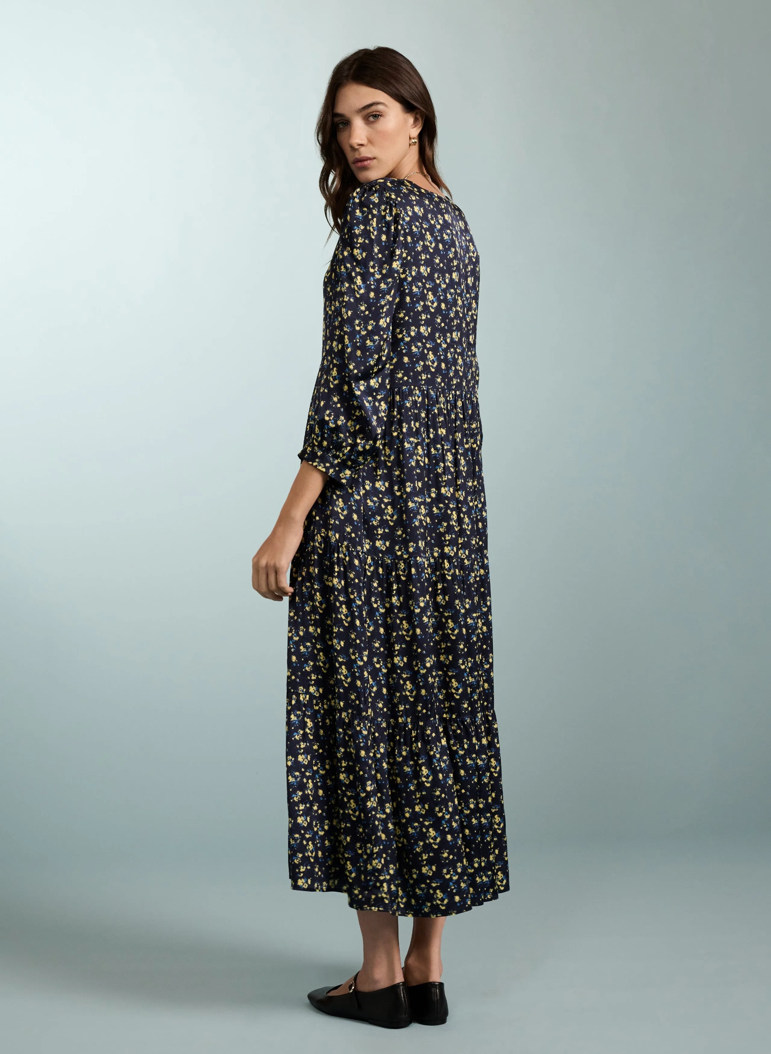 Robe recyclée Purnita LENZING™ ECOVERO™ | Motif fleuri bleu flou