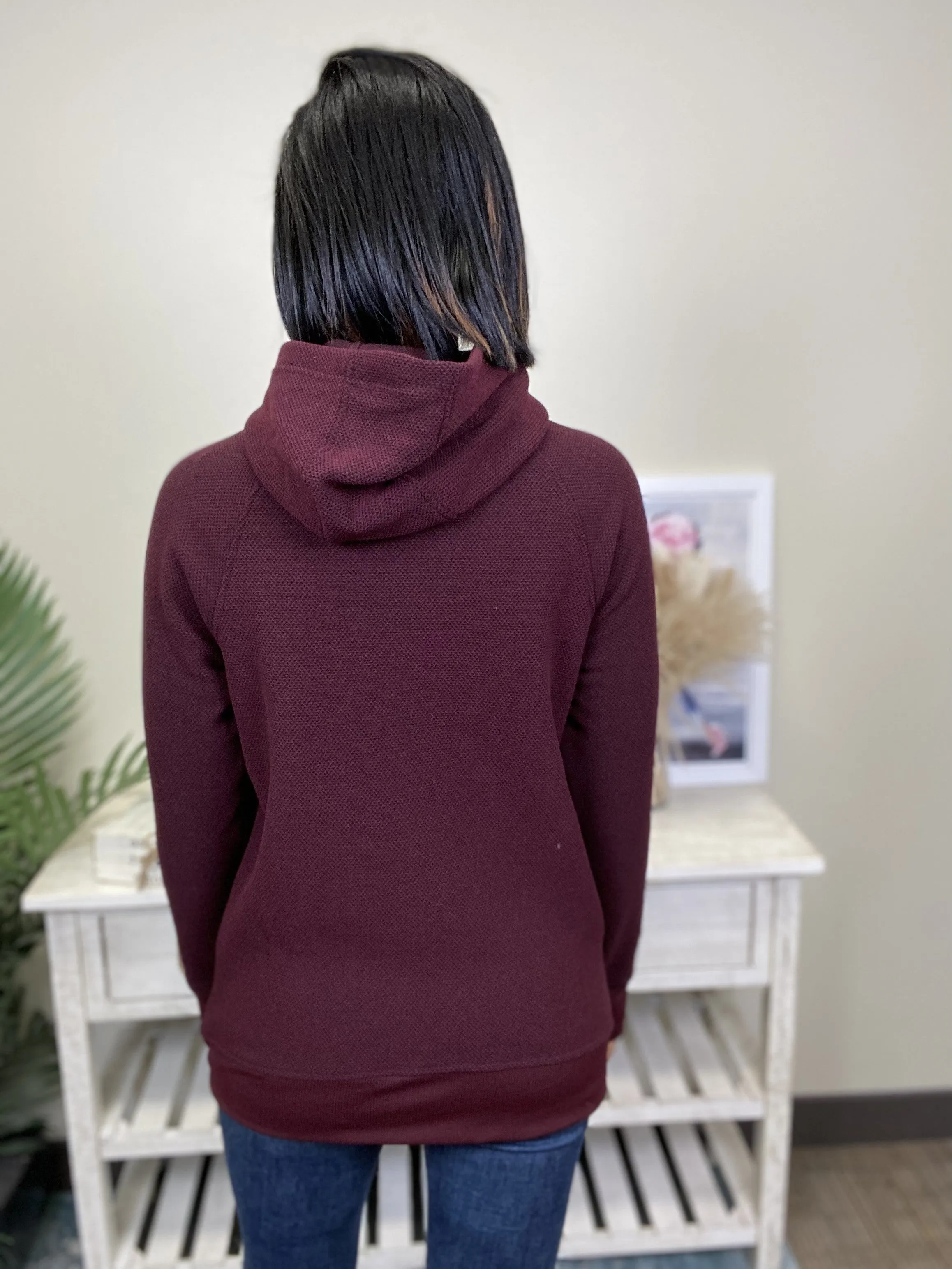 Pull à capuche zipé pour femmes au style intentionnel