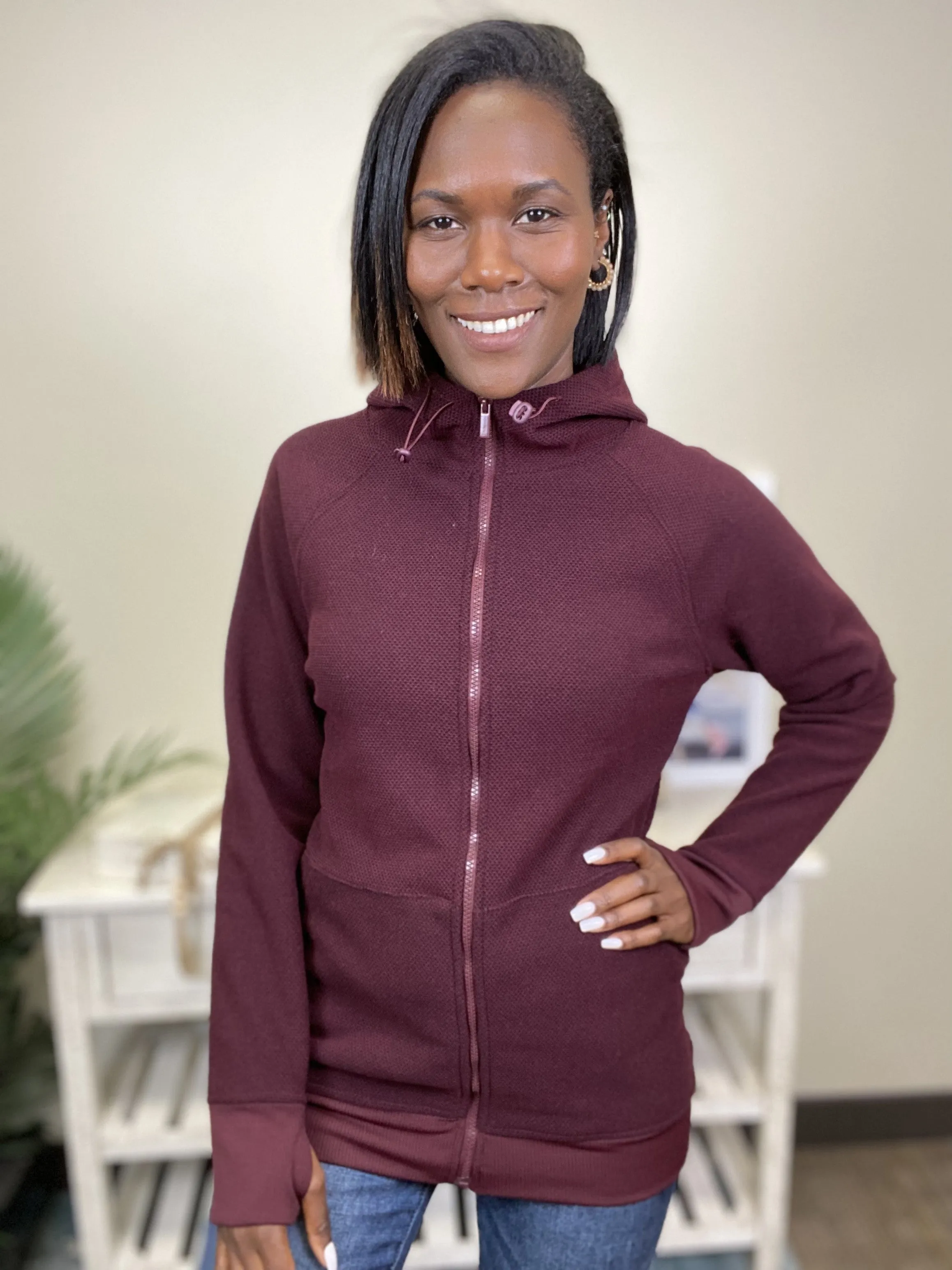 Pull à capuche zipé pour femmes au style intentionnel