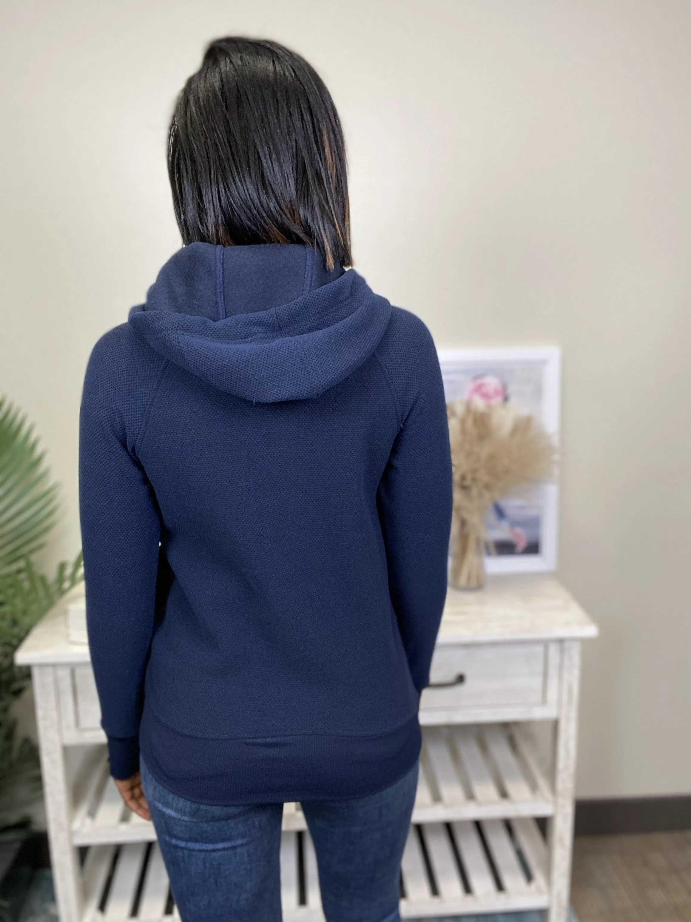 Pull à capuche zipé pour femmes au style intentionnel