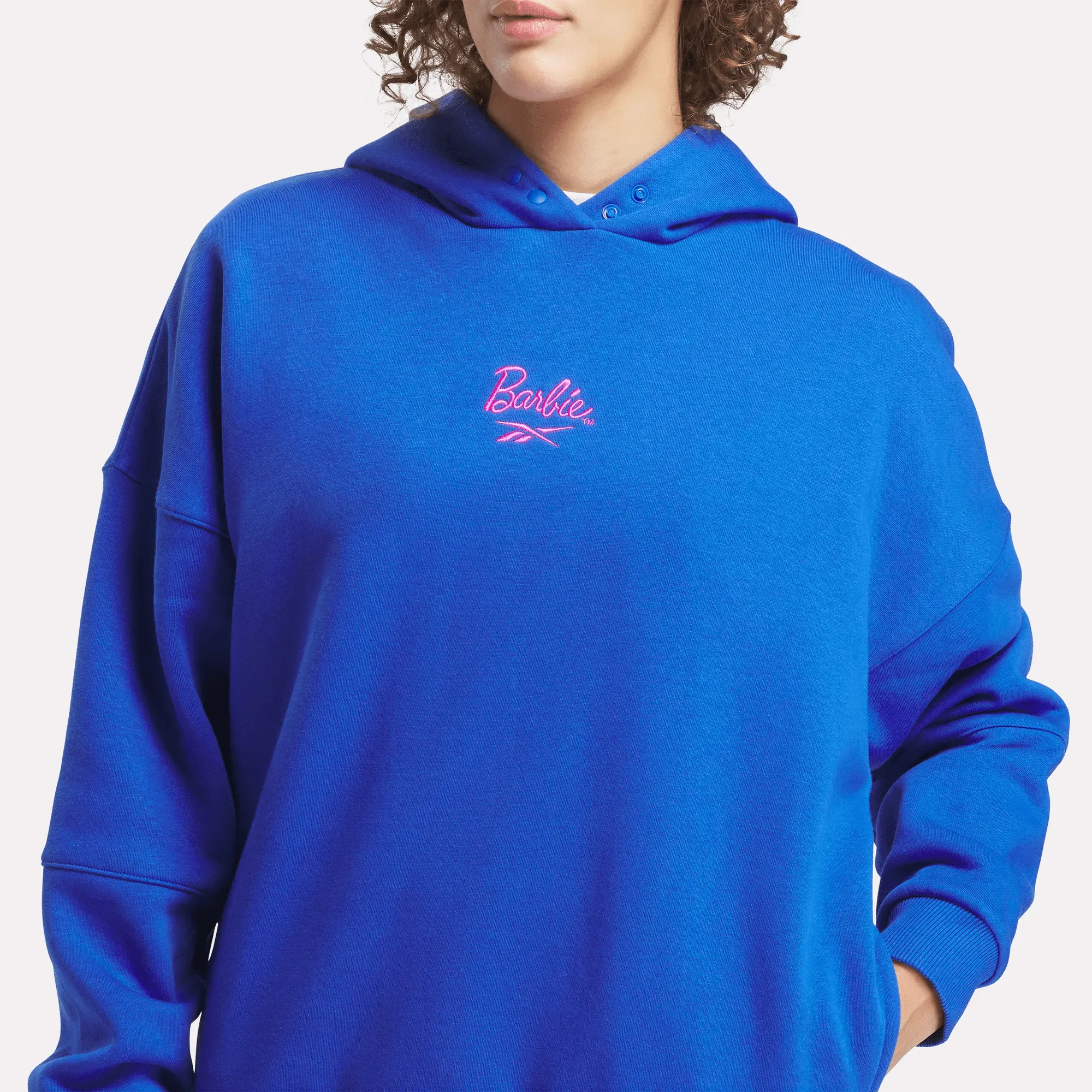 Vêtements Reebok Sweat à capuche Reebok x Barbie pour femme